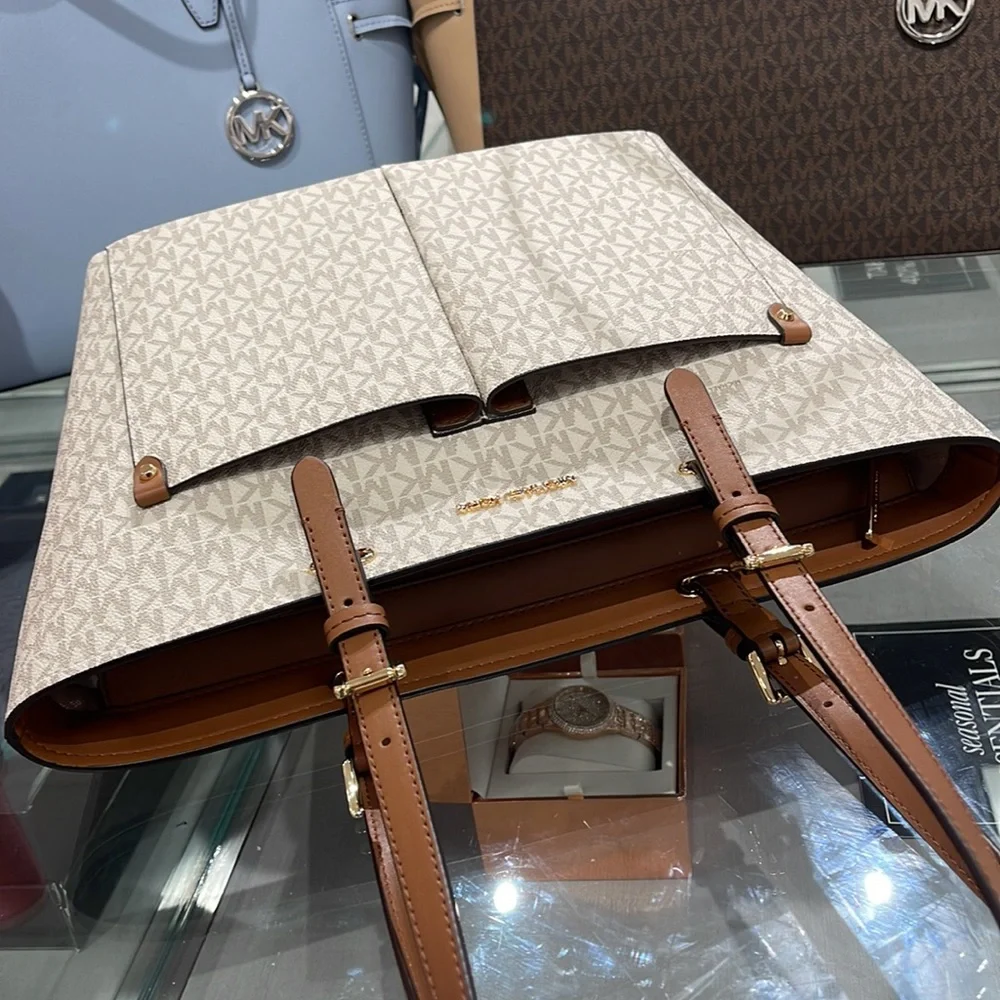 MICHAEL KORS JET SET TRAVEL MEDIUM DOUBLE POCKET TOTE 
VANILLA SIGNATURE
NWT - Picture 6 of 16